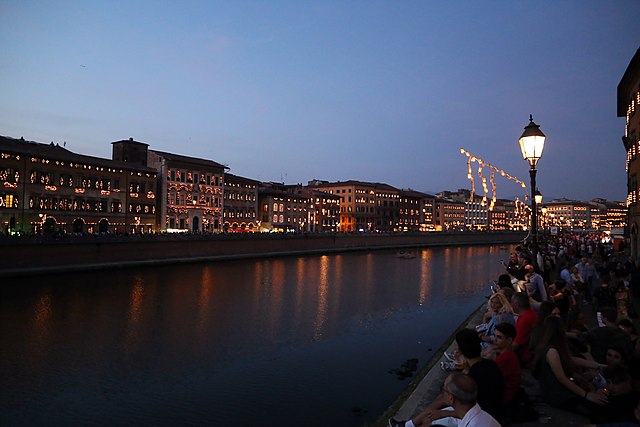 Pisa durante la luminara di san Ranieri -By Sailko - Own work, CC BY 3.0, https://commons.wikimedia.org/w/index.php?curid=62114235